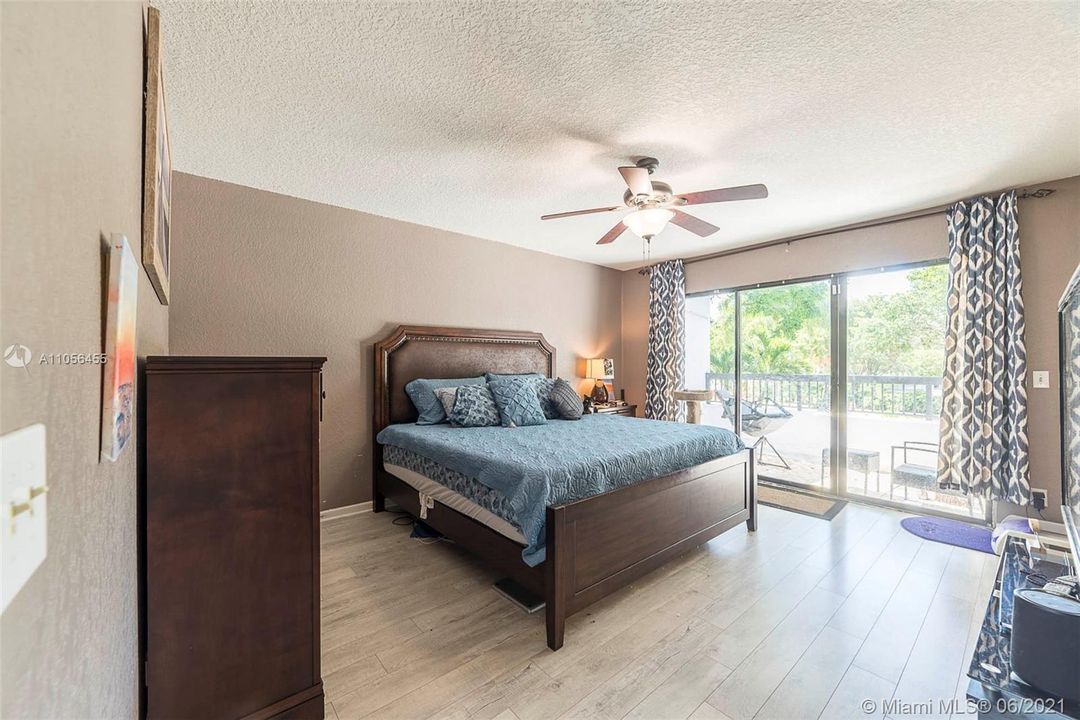 Vendido Recientemente: $339,000 (3 camas, 3 baños, 1624 Pies cuadrados)