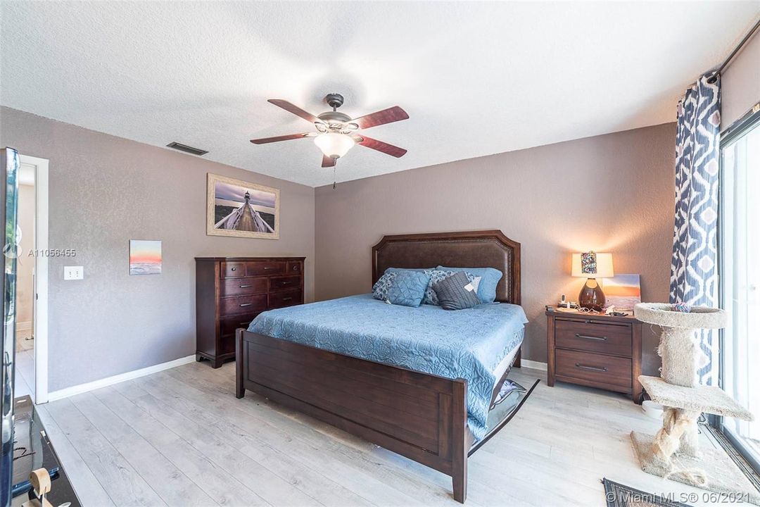 Vendido Recientemente: $339,000 (3 camas, 3 baños, 1624 Pies cuadrados)