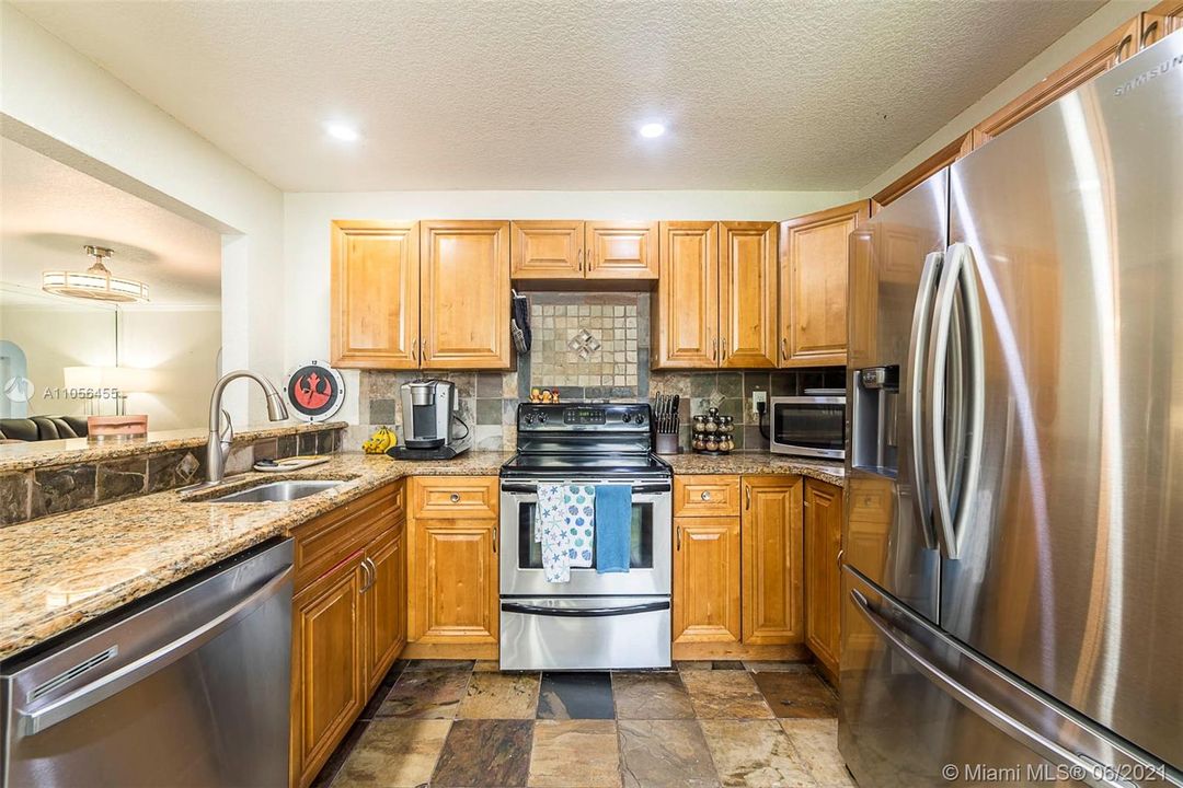 Vendido Recientemente: $339,000 (3 camas, 3 baños, 1624 Pies cuadrados)