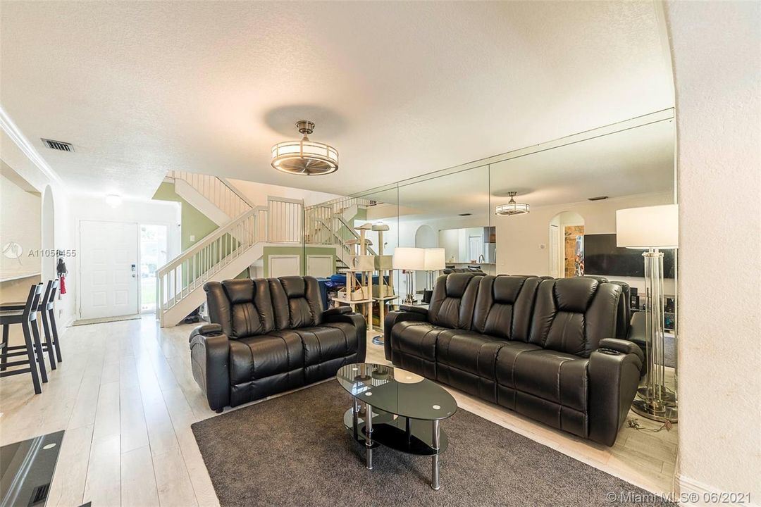 Vendido Recientemente: $339,000 (3 camas, 3 baños, 1624 Pies cuadrados)