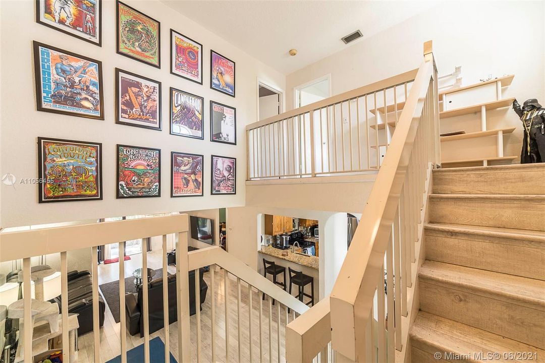 Vendido Recientemente: $339,000 (3 camas, 3 baños, 1624 Pies cuadrados)