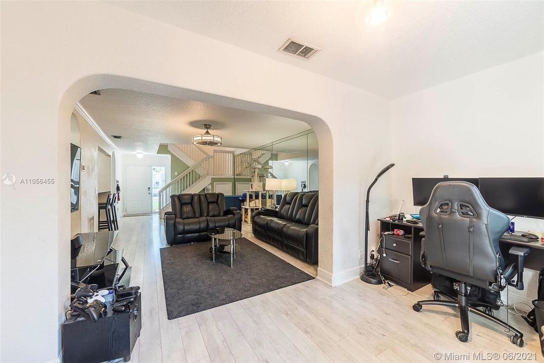 Vendido Recientemente: $339,000 (3 camas, 3 baños, 1624 Pies cuadrados)