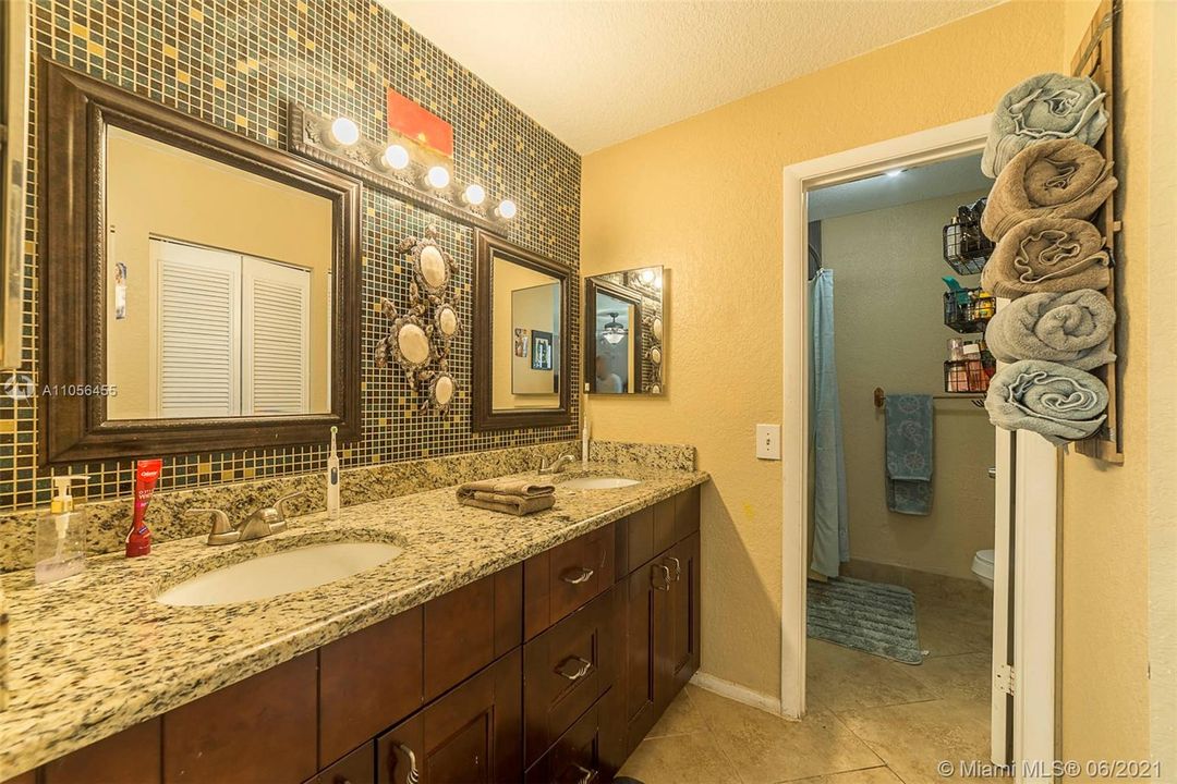 Vendido Recientemente: $339,000 (3 camas, 3 baños, 1624 Pies cuadrados)