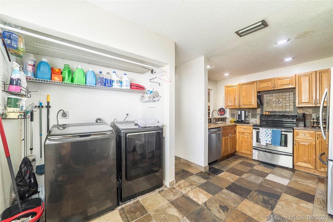 Vendido Recientemente: $339,000 (3 camas, 3 baños, 1624 Pies cuadrados)