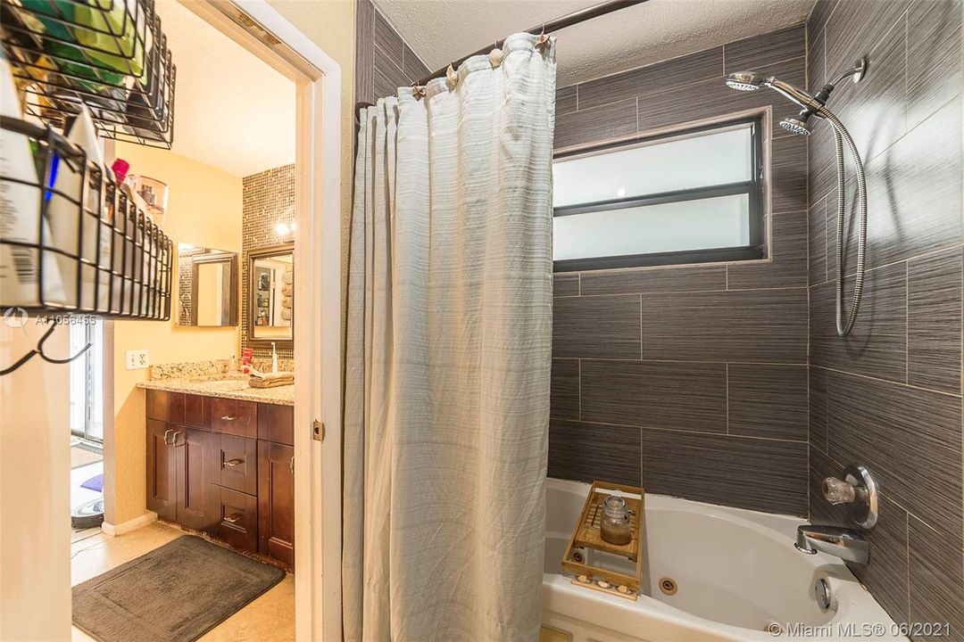 Vendido Recientemente: $339,000 (3 camas, 3 baños, 1624 Pies cuadrados)