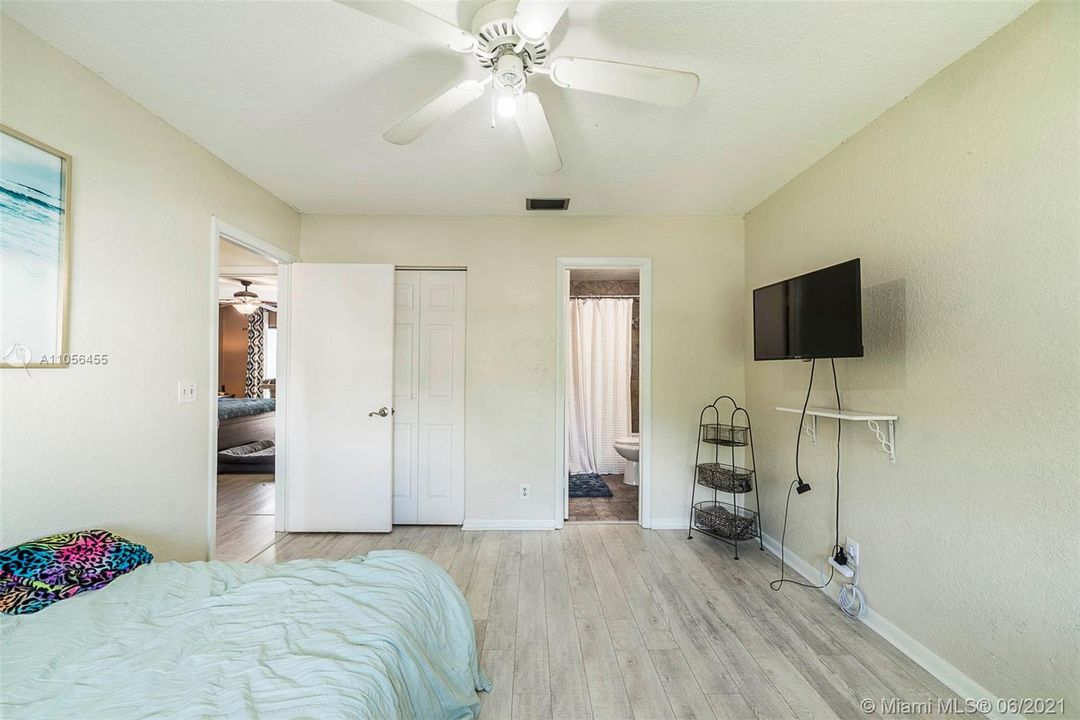 Vendido Recientemente: $339,000 (3 camas, 3 baños, 1624 Pies cuadrados)