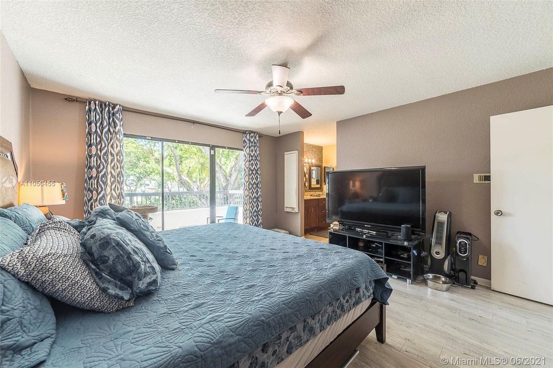 Vendido Recientemente: $339,000 (3 camas, 3 baños, 1624 Pies cuadrados)