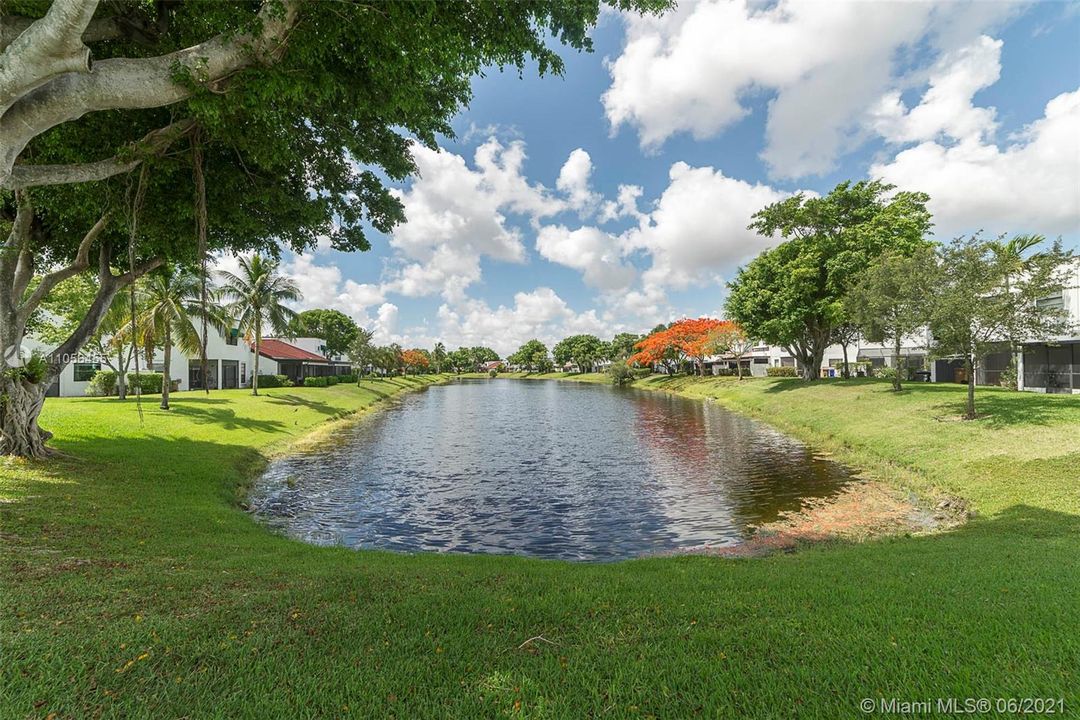 Vendido Recientemente: $339,000 (3 camas, 3 baños, 1624 Pies cuadrados)