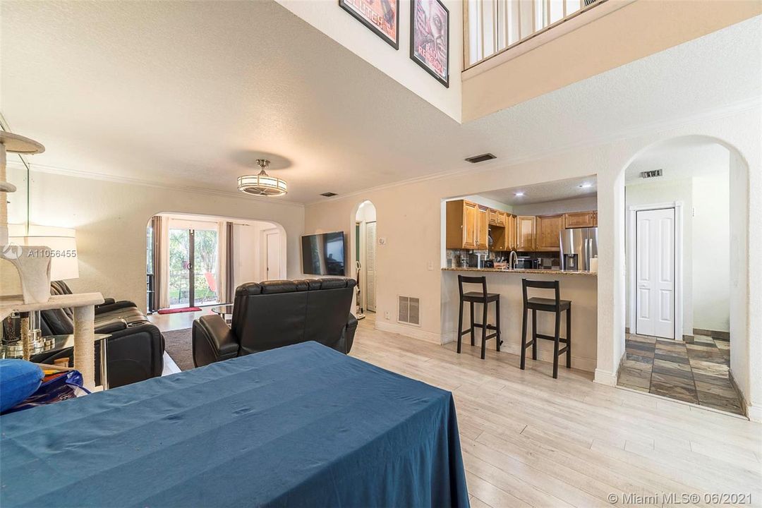 Vendido Recientemente: $339,000 (3 camas, 3 baños, 1624 Pies cuadrados)