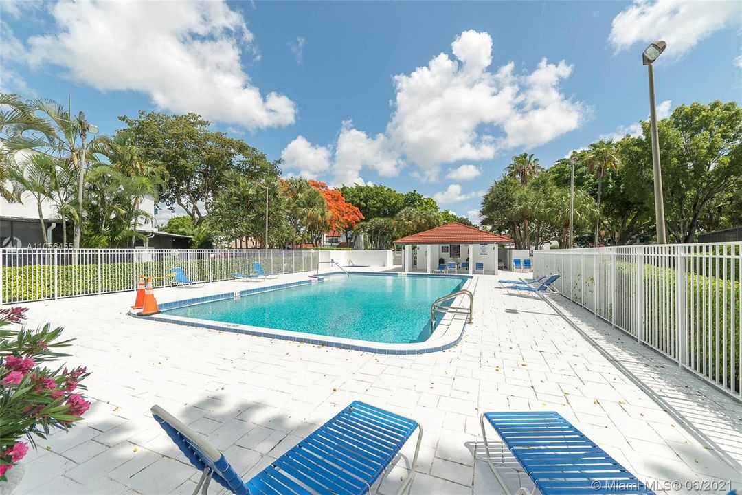 Vendido Recientemente: $339,000 (3 camas, 3 baños, 1624 Pies cuadrados)