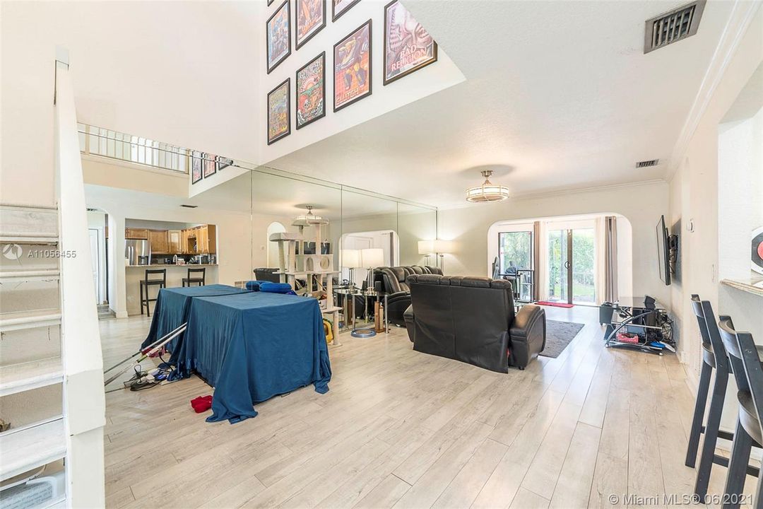 Vendido Recientemente: $339,000 (3 camas, 3 baños, 1624 Pies cuadrados)