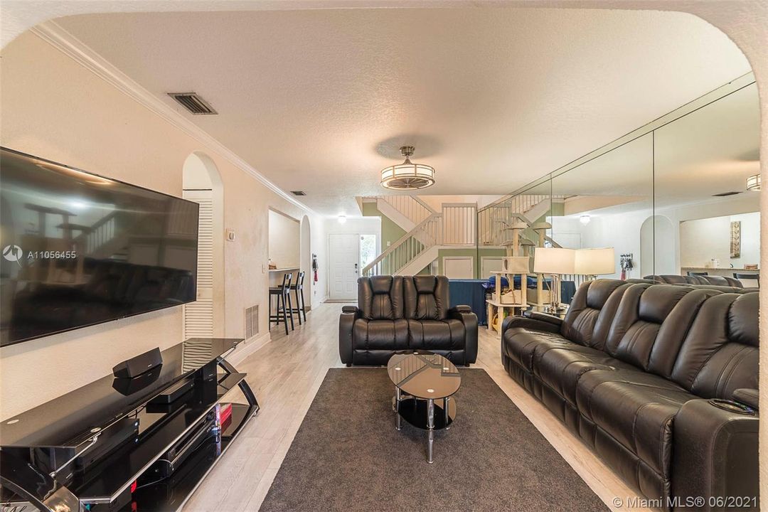 Vendido Recientemente: $339,000 (3 camas, 3 baños, 1624 Pies cuadrados)