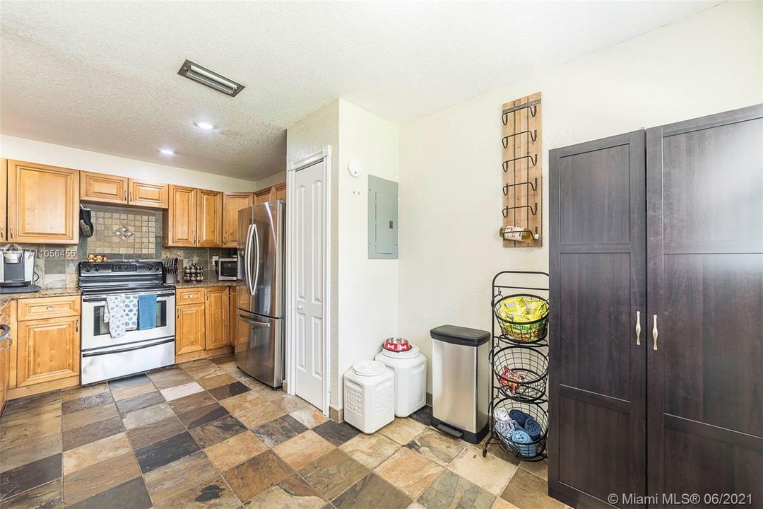 Vendido Recientemente: $339,000 (3 camas, 3 baños, 1624 Pies cuadrados)