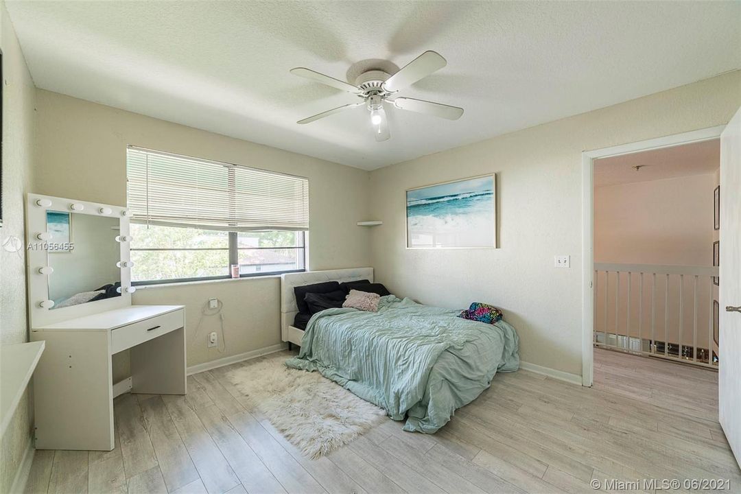 Vendido Recientemente: $339,000 (3 camas, 3 baños, 1624 Pies cuadrados)