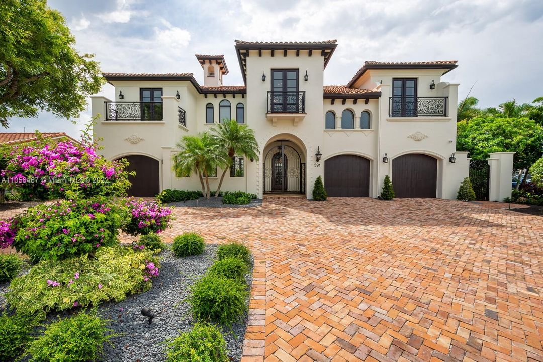 Recently Sold: $4,800,000 (6 beds, 5 baths, 5922 Square Feet)