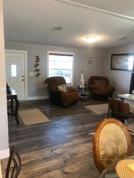 Recently Sold: $157,000 (3 beds, 2 baths, 1170 Square Feet)