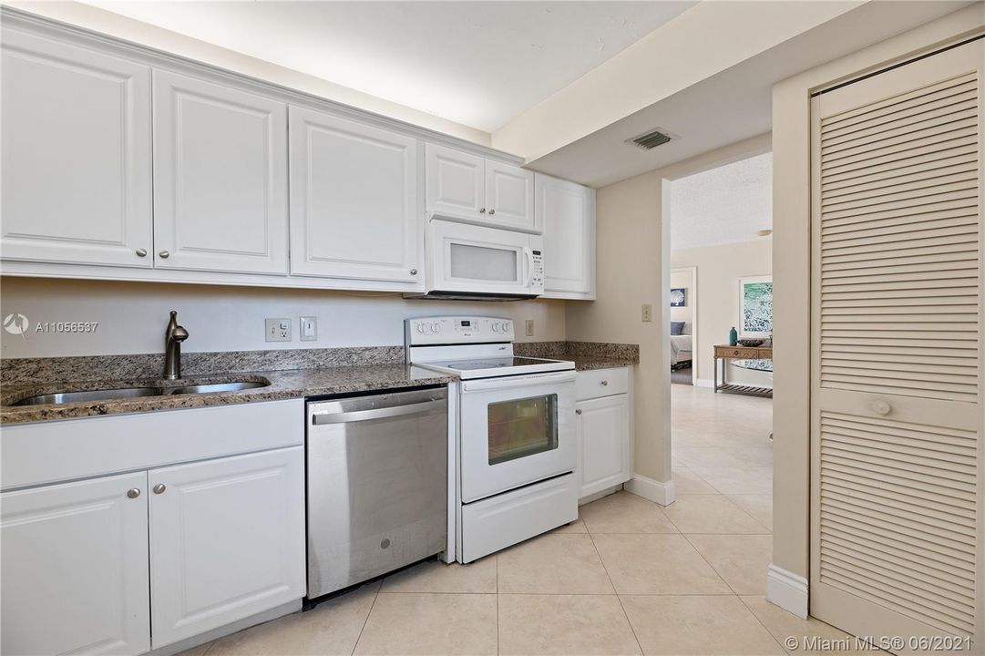 Recently Sold: $575,000 (2 beds, 2 baths, 1170 Square Feet)