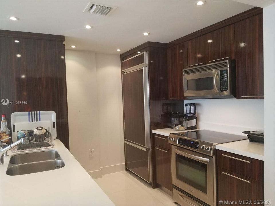 Recently Rented: $4,100 (1 beds, 1 baths, 896 Square Feet)