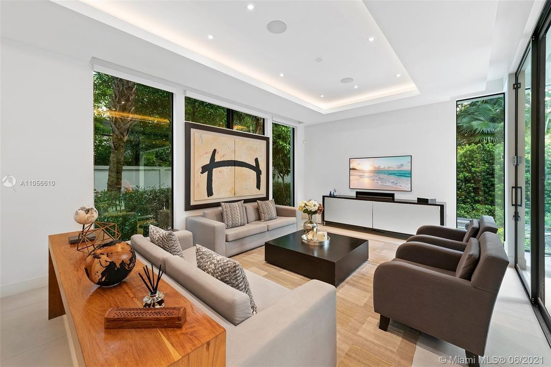 Recently Sold: $3,990,000 (3 beds, 3 baths, 4299 Square Feet)