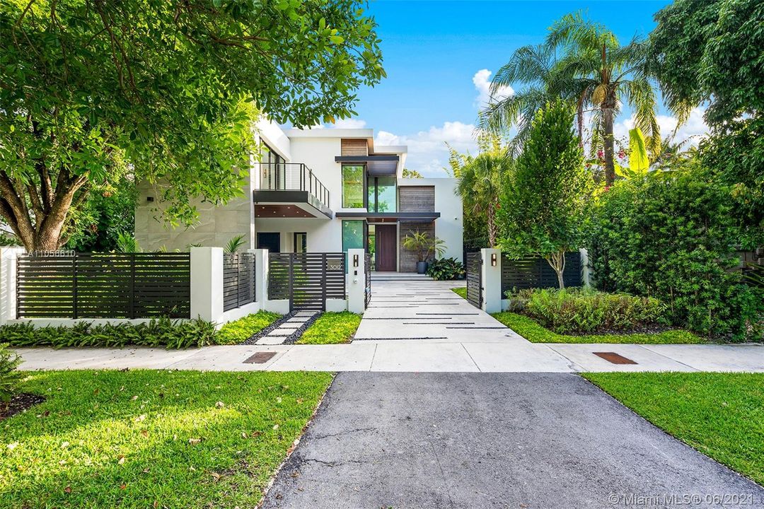 Recently Sold: $3,990,000 (3 beds, 3 baths, 4299 Square Feet)