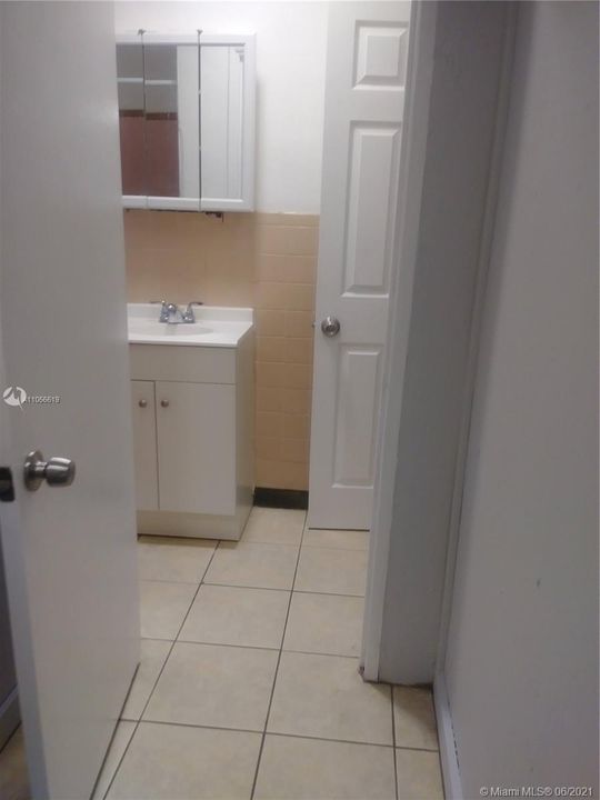 最近租的: $1,050 (1 贝兹, 1 浴室, 464 平方英尺)