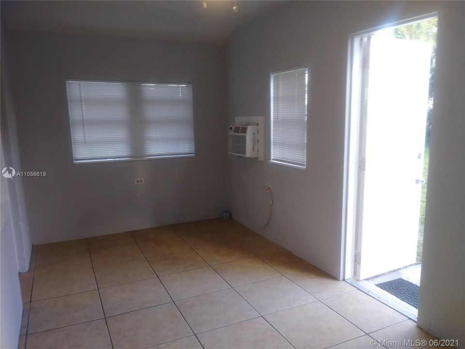 最近租的: $1,050 (1 贝兹, 1 浴室, 464 平方英尺)