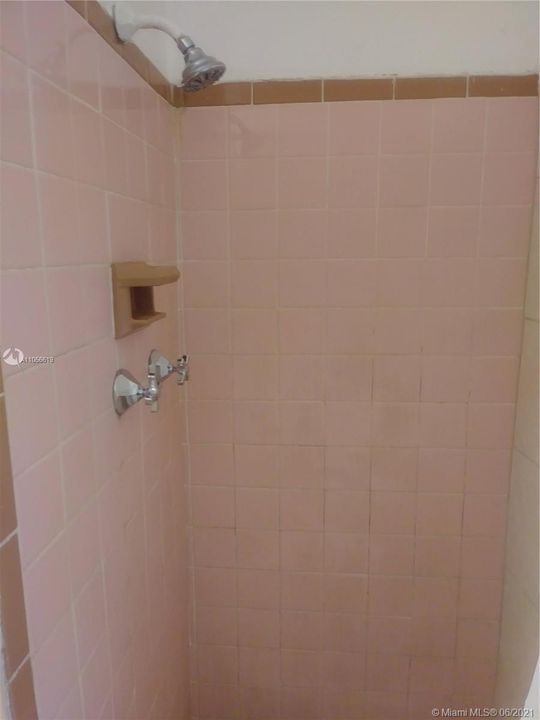 最近租的: $1,050 (1 贝兹, 1 浴室, 464 平方英尺)