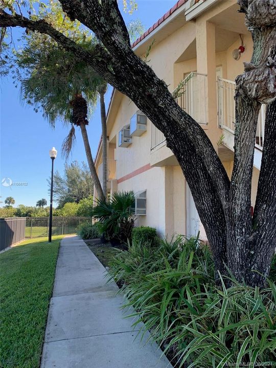 Recently Rented: $1,650 (2 beds, 2 baths, 963 Square Feet)
