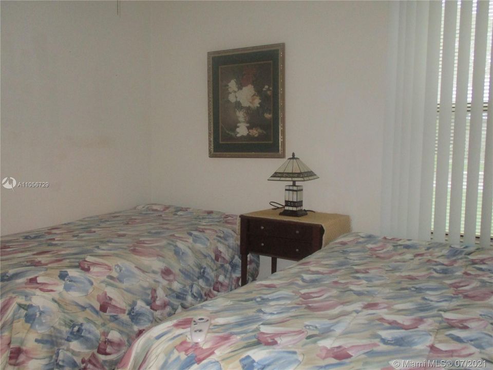 Guest room with 2 twin beds