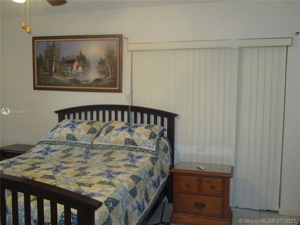Master bedroom with adjustable queen bed