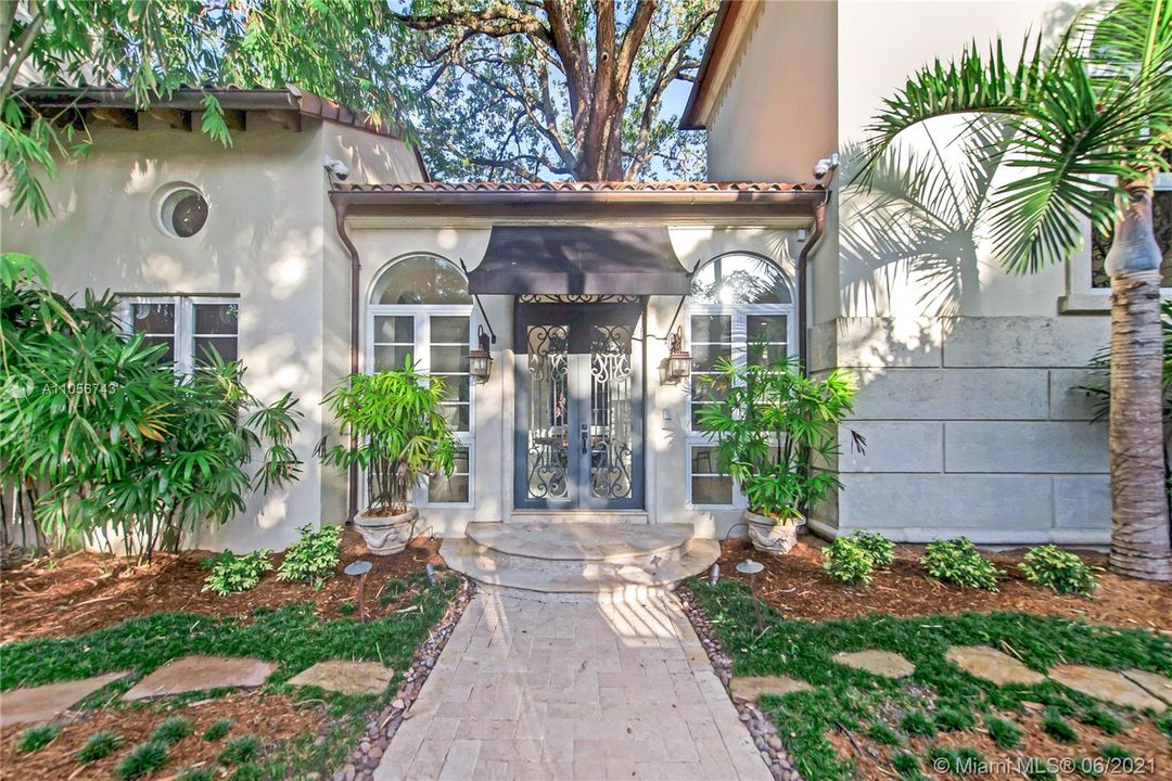 Recently Sold: $3,450,000 (6 beds, 6 baths, 5276 Square Feet)
