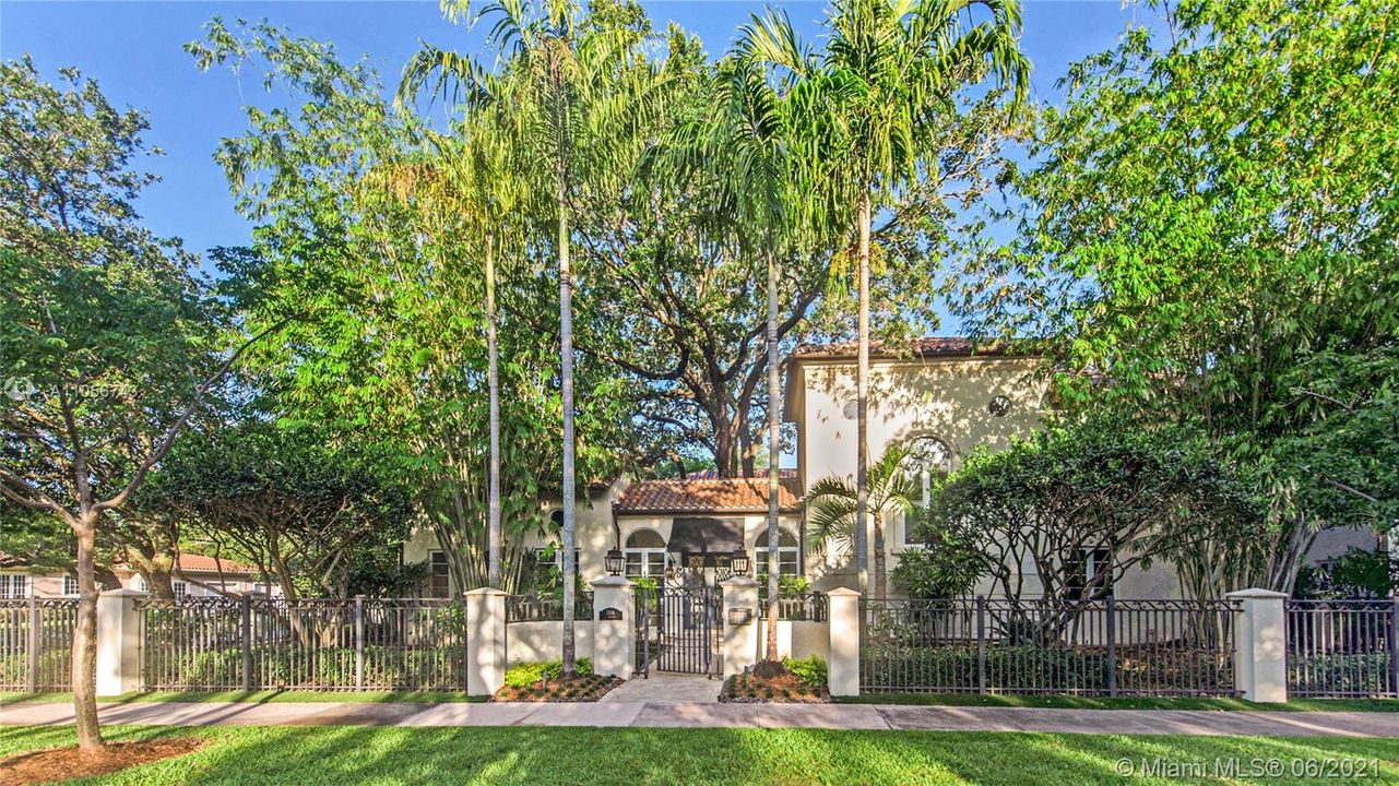 Recently Sold: $3,450,000 (6 beds, 6 baths, 5276 Square Feet)