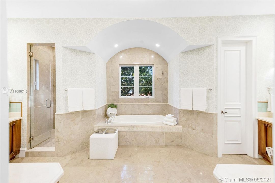 最近售出: $3,450,000 (6 贝兹, 6 浴室, 5276 平方英尺)