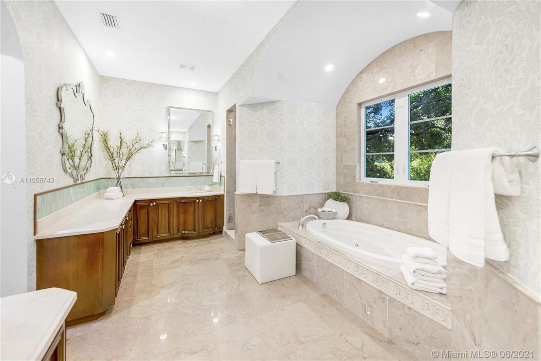 Недавно продано: $3,450,000 (6 спален, 6 ванн, 5276 Квадратных фут)