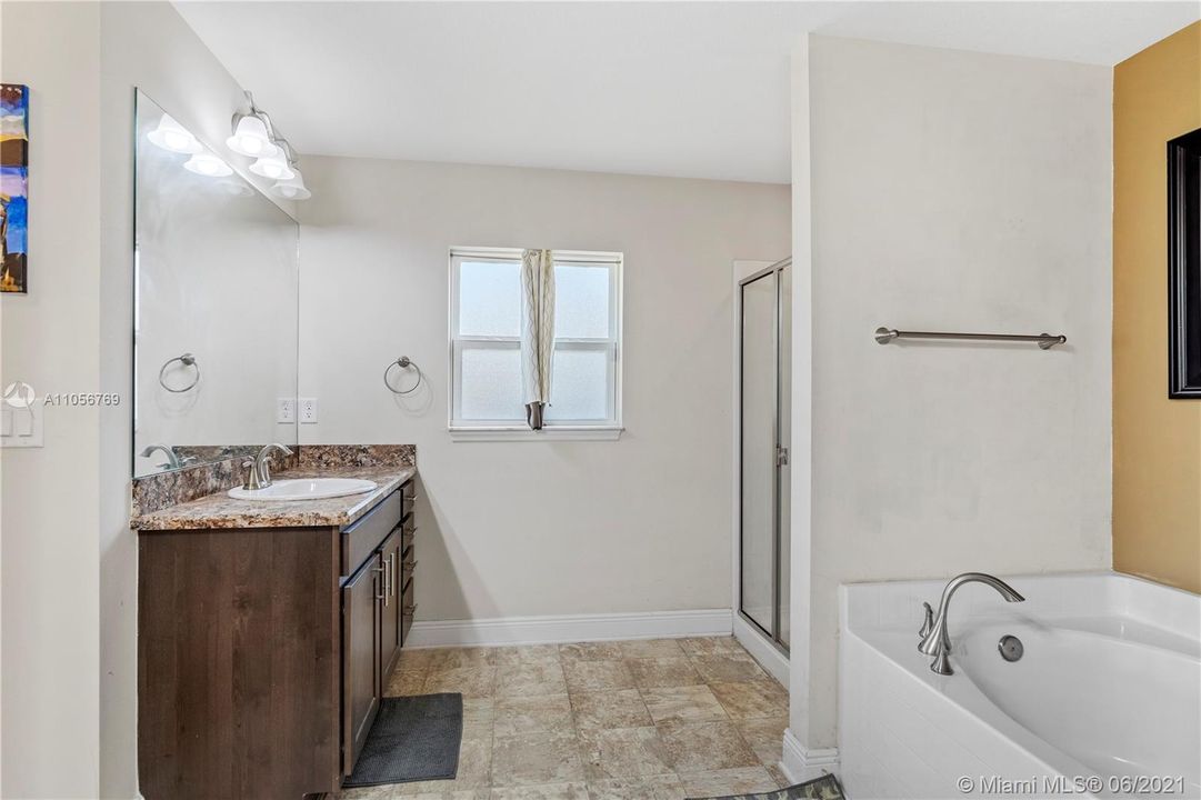 Vendido Recientemente: $384,900 (4 camas, 3 baños, 2356 Pies cuadrados)