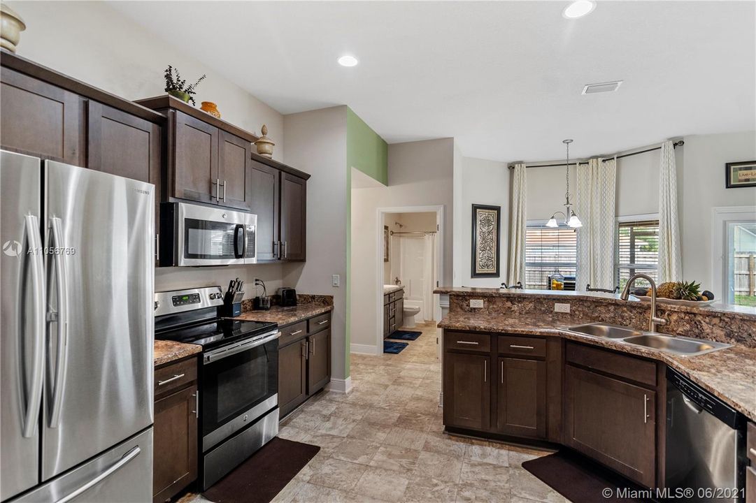 Vendido Recientemente: $384,900 (4 camas, 3 baños, 2356 Pies cuadrados)