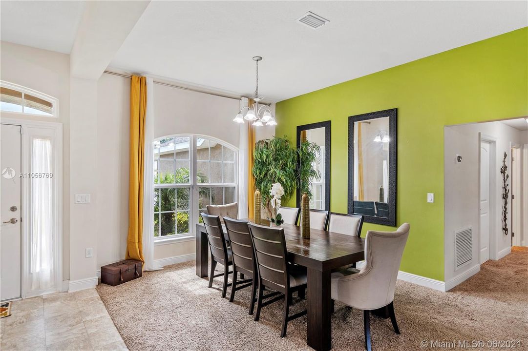 Vendido Recientemente: $384,900 (4 camas, 3 baños, 2356 Pies cuadrados)