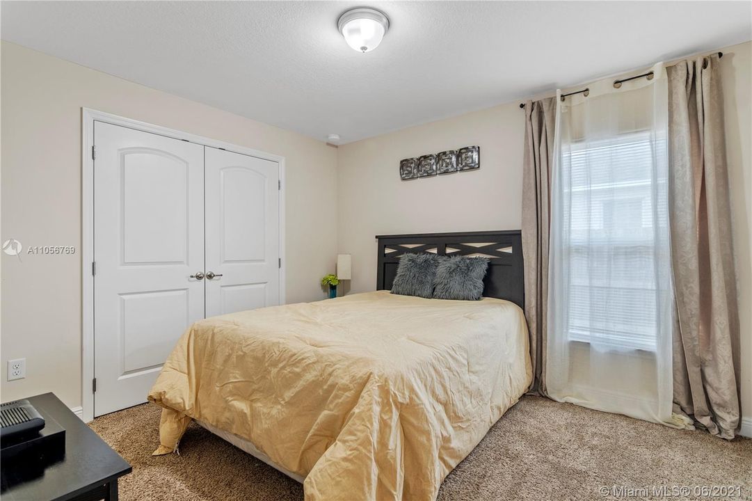 Vendido Recientemente: $384,900 (4 camas, 3 baños, 2356 Pies cuadrados)