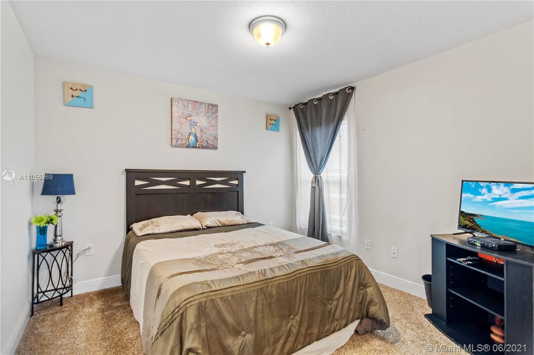 Vendido Recientemente: $384,900 (4 camas, 3 baños, 2356 Pies cuadrados)