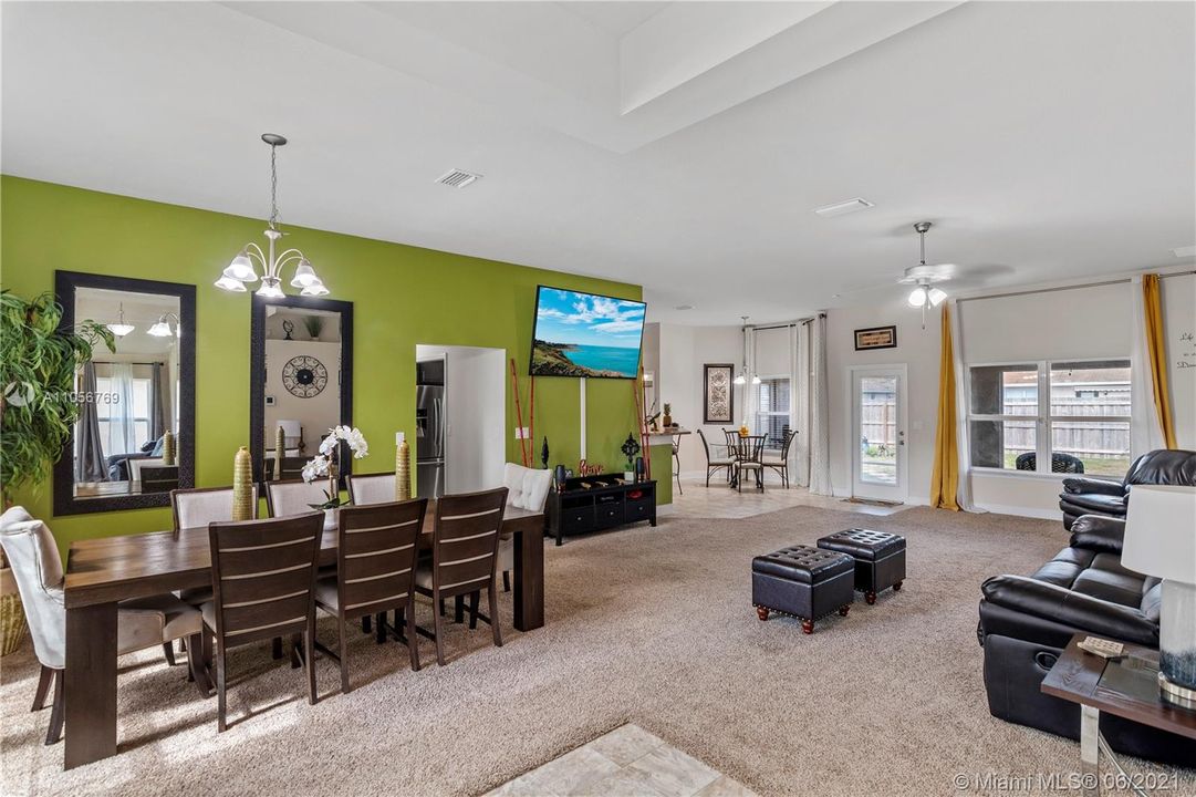 Vendido Recientemente: $384,900 (4 camas, 3 baños, 2356 Pies cuadrados)