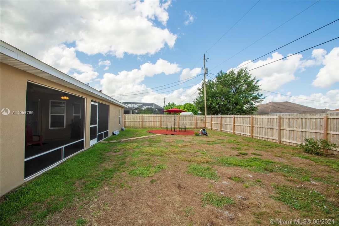 Vendido Recientemente: $384,900 (4 camas, 3 baños, 2356 Pies cuadrados)