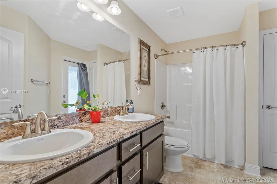 Vendido Recientemente: $384,900 (4 camas, 3 baños, 2356 Pies cuadrados)