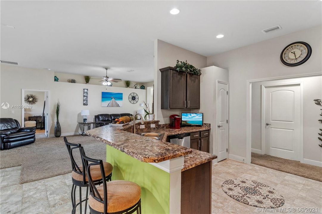 Vendido Recientemente: $384,900 (4 camas, 3 baños, 2356 Pies cuadrados)