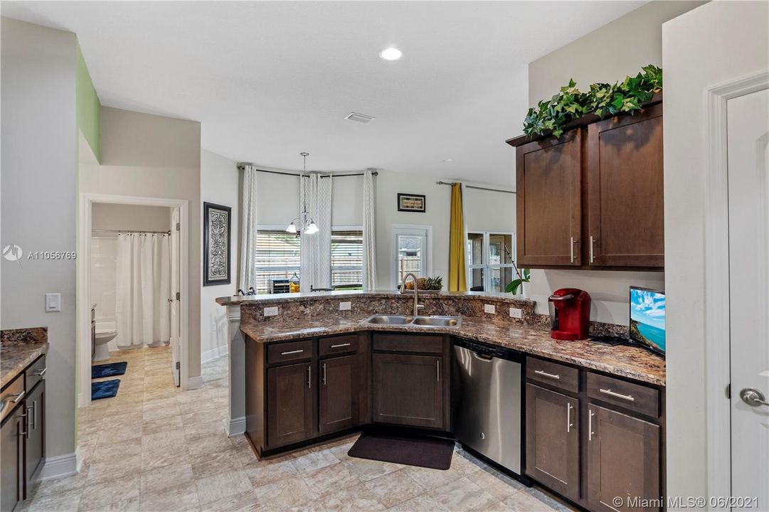 Vendido Recientemente: $384,900 (4 camas, 3 baños, 2356 Pies cuadrados)