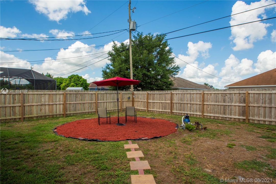 Vendido Recientemente: $384,900 (4 camas, 3 baños, 2356 Pies cuadrados)