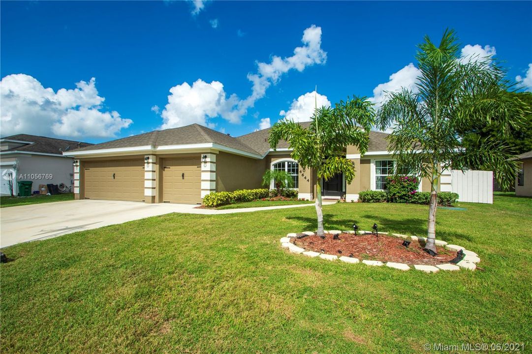 Vendido Recientemente: $384,900 (4 camas, 3 baños, 2356 Pies cuadrados)