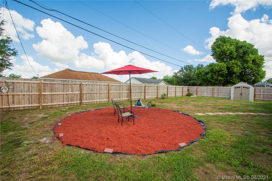 Vendido Recientemente: $384,900 (4 camas, 3 baños, 2356 Pies cuadrados)