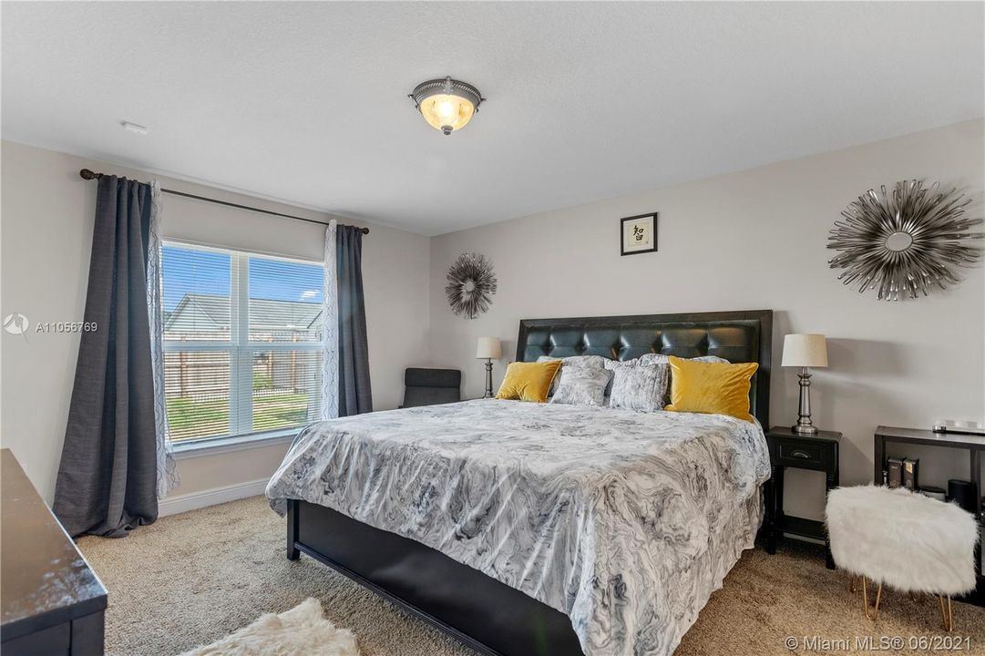 Vendido Recientemente: $384,900 (4 camas, 3 baños, 2356 Pies cuadrados)