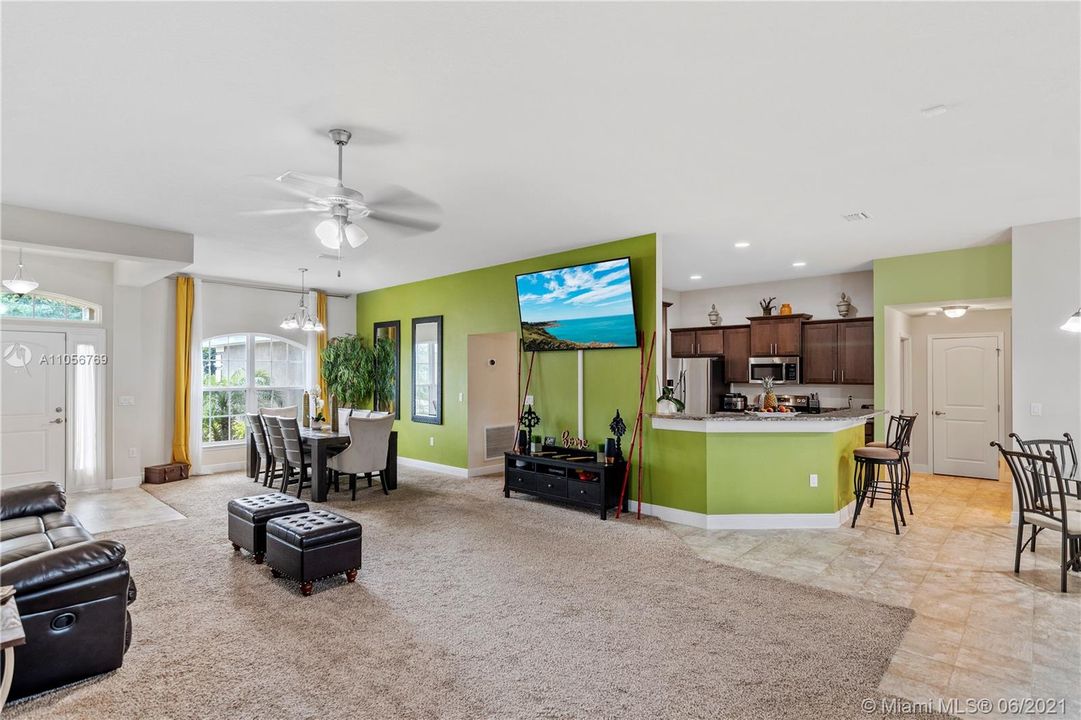 Vendido Recientemente: $384,900 (4 camas, 3 baños, 2356 Pies cuadrados)