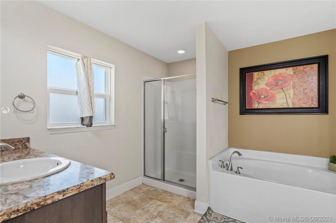 Vendido Recientemente: $384,900 (4 camas, 3 baños, 2356 Pies cuadrados)